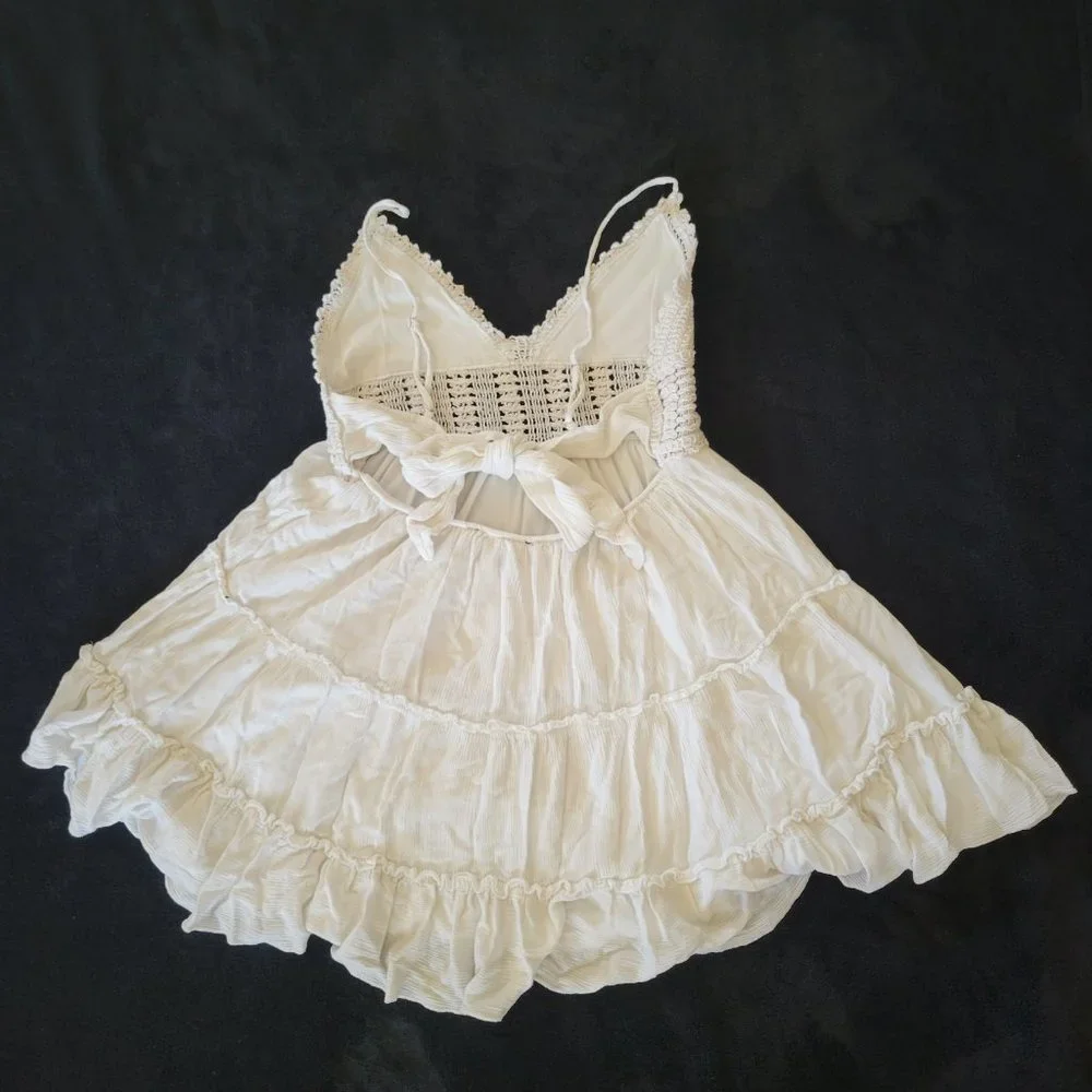 White sundress size medium 🌟 - Picture 2 of 4
